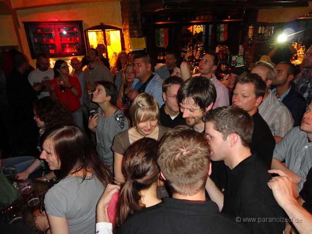 2011 Hands up at Kilians 013.jpg - Es wird hier nix passieren! 1.: Frau ansprechen, um den künftigen Bräutigam zum Affen zu machen